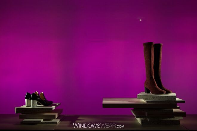  Violeta | Calvin Klein - Simples e discreta, Calvin Klein cria vários níveis de madeira e cimento para apresentar o calçado de inverno com um toque intenso de violeta.