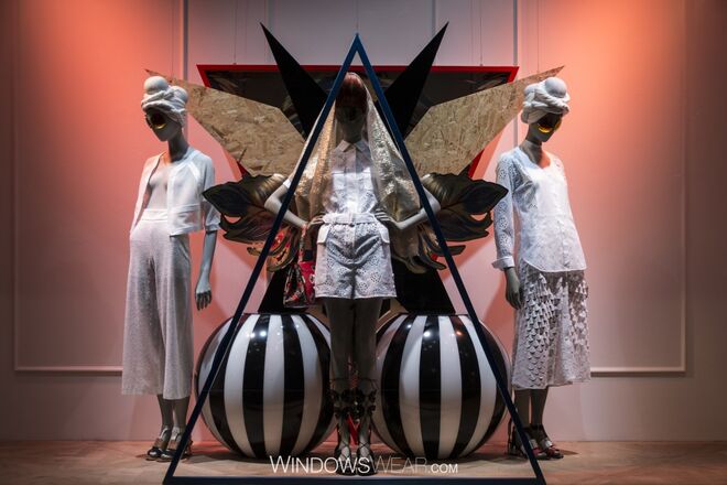 Paris | Galerias Lafayette - Criaturas do imaginário com olhos de extraterrestre, cujo tamanho proporciona equilibro na montra/vitrine das Galerias Lafayette e nos dá um espaço odisseia de ficção científica que só se pode imaginar em sonhos.