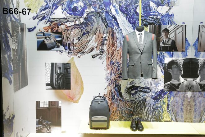 Hong Kong | Dior Homme - Com fotografias de editoriais de modelos masculinos harmonizados com a pintura robusta e aleatória feita com os dedos da mão nas paredes, que mostram uma envolvente energia de um conjunto complexo e potente da Dior Homme.