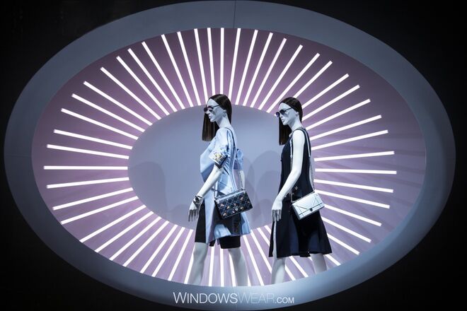 #WindowsWear | Dior  - O sol brilhante em rosa fluorescente da Dior numa esfera tipo cúpula foi a montra/vitrine que recebeu mais “Gostos” na @windowswear; a conta oficial da WindowsWear no Instagram.