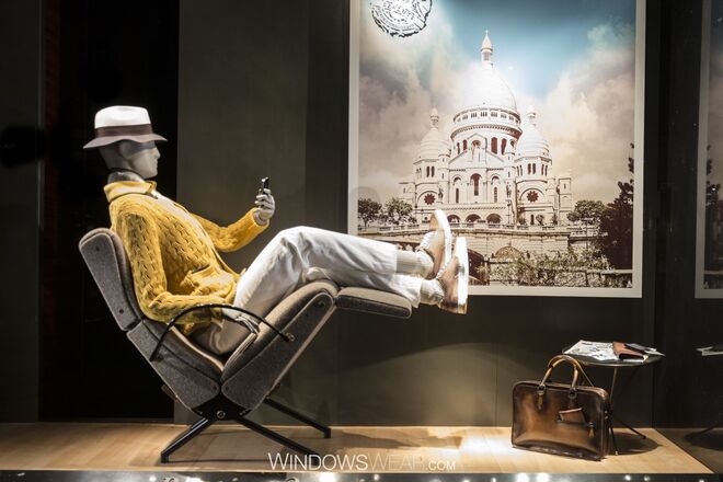 Masculino | Berluti - Tanto masculino como contemporâneo, esta montra/vitrine da Berluti invoca simplicidade ao criar looks texturizados tanto na moda masculina como nos acessórios em exposição.