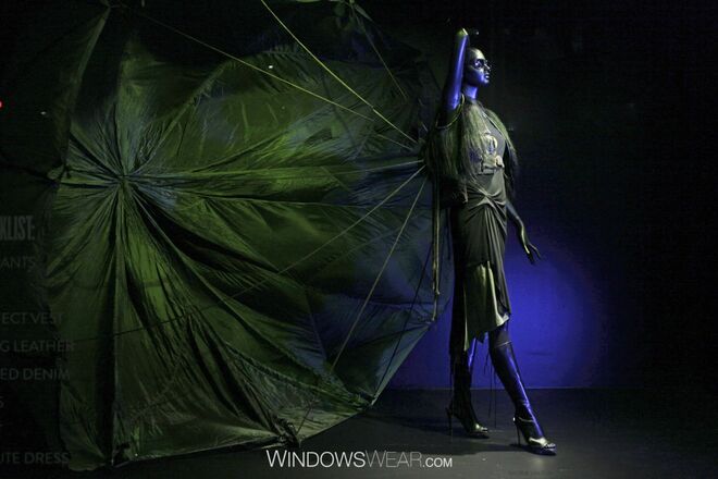 Verde | Bloomingdale’s - Esta montra/vitrine de estilo chic-militar da Bloomingdale’s deixa-nos em sentido. O paraquedas de seda em tamanho real soprado pelo vento, é completado pelo vestido verde-militar inspirado em camuflagem.