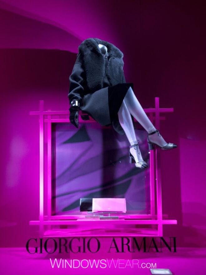  Cor-de-rosa | Giorgio Armani - Giorgio Armani apresenta a sua coleção formal e elegante de inverno de forma eficaz e romântica com um toque dramático de cor-de-rosa. Tons de fúcsia, cor-de-rosa e violeta criam uma exibição dinâmica.