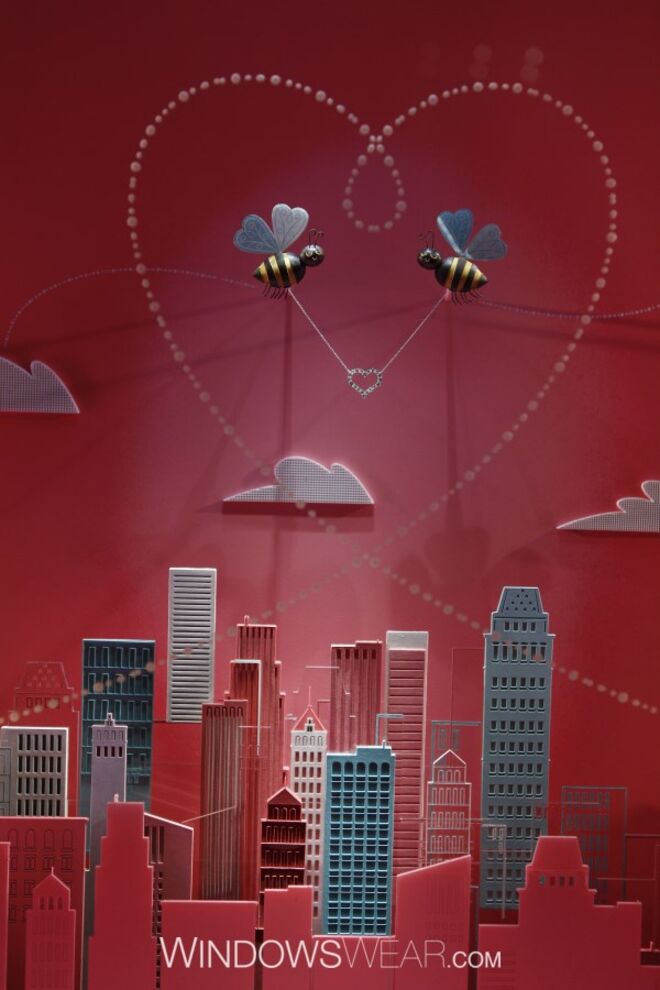 Dia dos Namorados | Tiffany & Co.  -O amor está literalmente no ar graças às asas esvoaçantes em forma de coração das apaixonadas abelhas “Bee Mine”. Os profissionais em joias da Tiffany & Co. capturaram com charme a essência deste feriado nesta romântica homenagem aos amantes na cidade que nunca dorme.