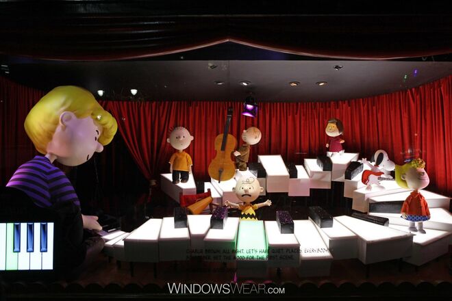 Mais Interativa | Macy’s  - A celebrar o 50º Aniversário da personagem Peanuts de Charles Schulz, a Macy’s pôs as altas expectativas em relação ao entretenimento interativo. Um gigante piano de Schroeder sincronizado com um ecrã touch do lado da rua possibilita os pedestres tocar notas musicais e ver luzes na montra/vitrine o que rasgou grandes sorrisos.