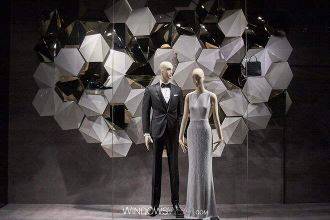 Cidade do México | Hugo Boss - A Hugo Boss mostra-nos uma belíssima simetria na apresentação geométrica e formal desta monstra/vitrine. Medidos e indetermináveis, o design desta espécie de cubos é apresentado de uma forma sensível.