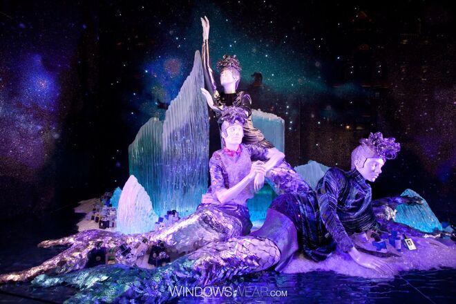 Multicolorido | Selfridges  - As fantásticas sereias da Selfridges extraem sentimentos de capricho com cores prismáticas e de qualidade quase iridescente. Com uma parte debaixo do mar e outra em terra, esta montra/vitrine apresenta as variadas cores do arco-íris de uma forma encantadora.