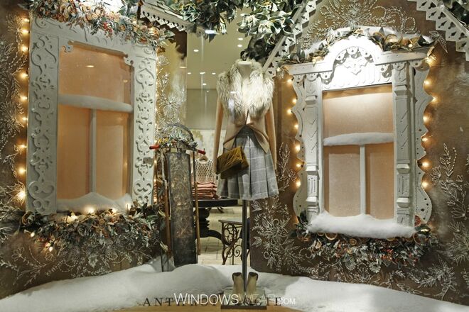 Melhor Design de Disposição | Anthropologie -  Conhecida pelas suas montras/vitrines arquitetónicas, Anthropologie conseguiu mais uma vez compor uma montra/vitrine com sofisticação e moda incorporadas. Inspirada nas cabines estilo-Holandês, esta configuração invernal fica completa com a neve brilhante e um trenó.