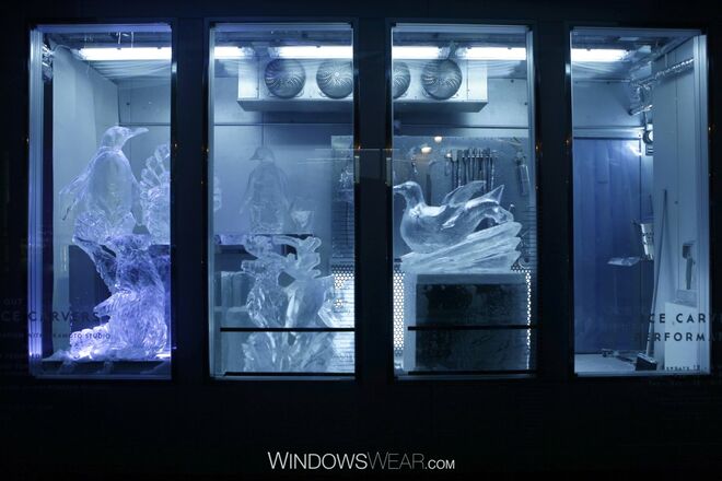 Outono/Inverno | Barneys New York  - Barneys New York reinventou as suas montras/vitrines com verdadeiras arcas congeladoras apresentadas por escultores de gelo de renome mundial da Okamoto Studio. Enfeitado com fatos personalizados por Thom Browne para a Moncler Gamme Bleu, os escultores de gelo da Okamoto transformaram grandes blocos de gelo em arte centrada no inverno para os transeuntes apreciarem durante a época festiva.