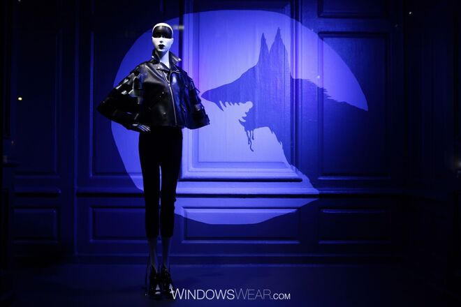 Halloween | Saks Fifth Avenue  - A Saks Fifth Avenue faz jus à palavra “assombrado” este Halloween com uma ameaçadora mas iluminada montra/vitrine apresentando criaturas que só aparecem de noite. Lobisomens, vampiros e gatos pretos em volta de grifes e joias podem ser observados se for corajoso o suficiente para olhar.