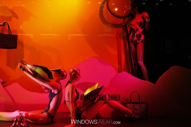 Primavera/ Verão | Bloomingdale’s  - A Bloomingdale dedicou-se a tudo a que o Verão inspira neste ambiente de praia. Os manequins desfrutam do sol e ainda usam as ondas para combater o calor de meados de Julho.