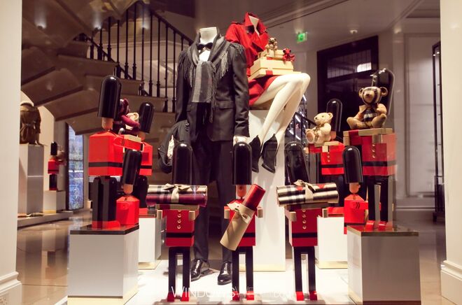 Misto | Burberry - A gabardine de assinatura da Burberry e o cachecol foram elegantemente expostos tanto para homem como para mulher nesta irreverente montra/vitrine. A junção feminina e masculina no mesmo espaço cria um ambiente alegre e festivo.