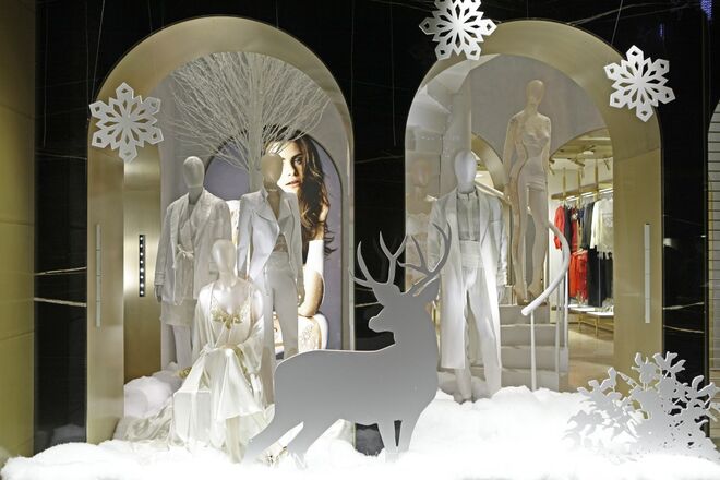 Branco | La Perla  - A marca de lingerie La Perla idealizou um inverno suave, idílico e completo ao utilizar animais de madeira em montanhas de neve branca no meio da sua delicada e sedosa lingerie.