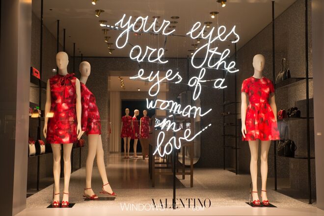 Berlim | Valentino  - Entre a edição especial da coleção vermelha L' Amour com as lâmpadas branco fluorescente e onde se pode ler "os seus olhos são os olhos de uma mulher apaixonada", pela artista italiana Giosetta Fioroni, esta montra/vitrine em colaboração com a Maison Valentino evoca um magnetismo apaixonante.
