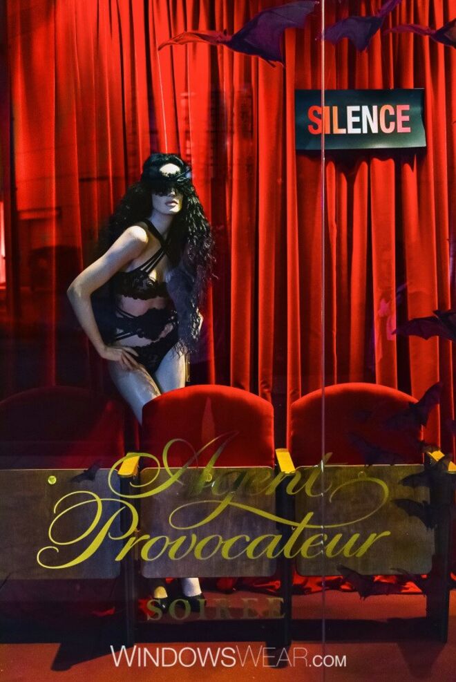Los Angeles | Agent Provocateur - Cortinas exuberantes de veludo vermelho, lugares VIP para convidados especiais, luxuosa lingerie preta e morcegos que no seu conjunto evocam o sentido sensual e provocante que já esperamos da marca de lingerie Agent Provocateur .