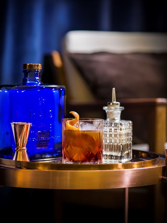 Para ele: Haig Club Moonlight | 4 cl de Haig Club; 2 cl de Aperol; 2 cl de vermute vermelho; 3 gotas de bitter Peychaud. Para decoração: twist de laranja