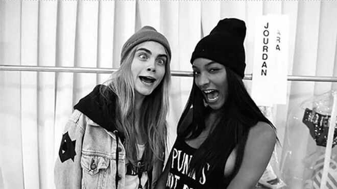 Cara Delevingne e Jourdan Dunn | Têm tatuagens iguais que dizem "DD" (de Delevingne e Dunn).