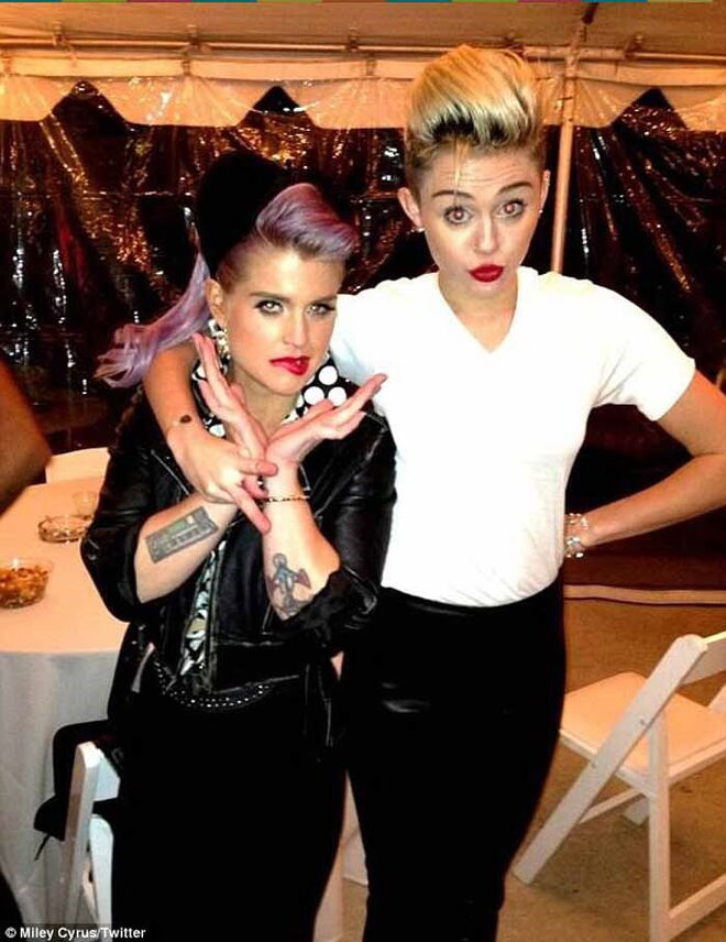 Kelly Osbourne e Miley Cyrus | Tiveram uma infância parecida por serem filhas de músicos conhecidos, o que as terá aproximado. 