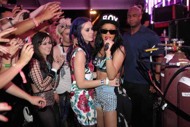 Rihanna e Katy Perry | Rihanna esteve na mini festa de despedida de solteira de Katy Perry, antes do casamento com Russel Brand, em 2011.
