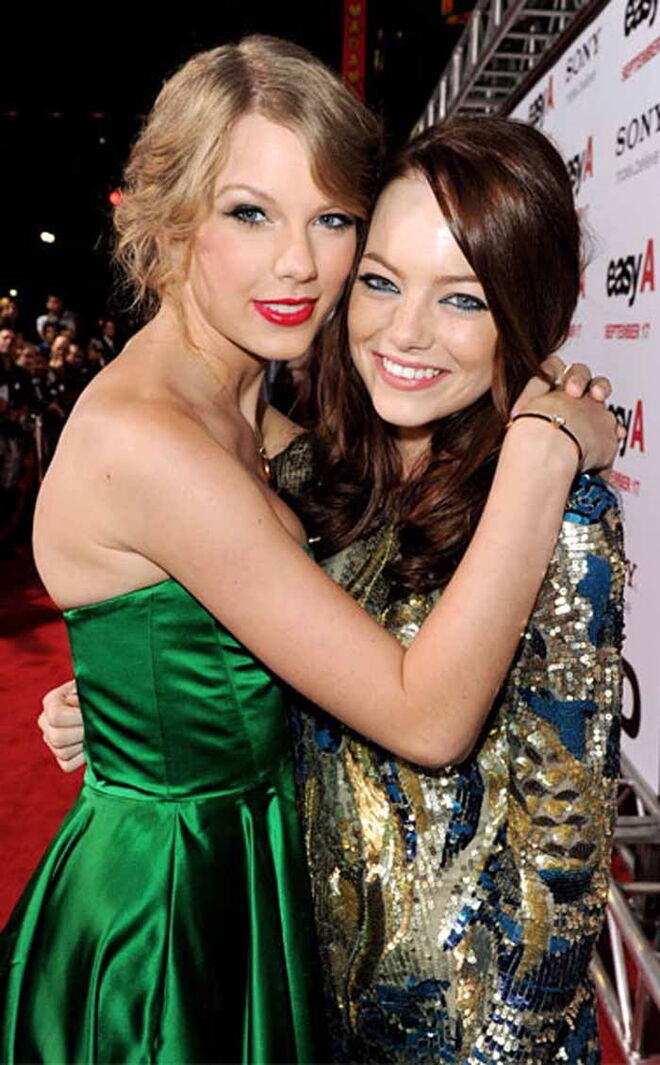 Taylor Swift e Emma Stone | Emma era fã de Taylor Swift e decidiu escrever-lhe um e-mail a dizer-lhe como gostava das suas músicas. Taylor respondeu e acabaram por ficar grandes amigas. 