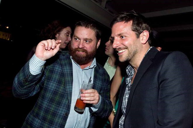 Zach Galifianakis e Bradley Cooper | Já eram amigos muito antes do filme 'A Ressaca'. Bradley chegou a ir ao 'Late World' (talk show de Zach no canal VH1) em 2002.