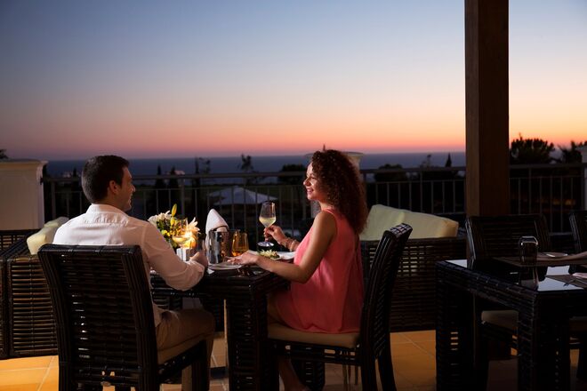 Programa Valentines Getaway, no Cascade Wellness & Lifestyle Resort. Esta oferta inclui umas afrodisíacas Spicy Caipirinhas de boas vindas, pequeno-almoço, tratamento VIP à chegada no quarto, com oferta de vinho branco local e ostras, e ainda um fantástico jantar composto por quatro pratos no Restaurante Senses. A partir de €242