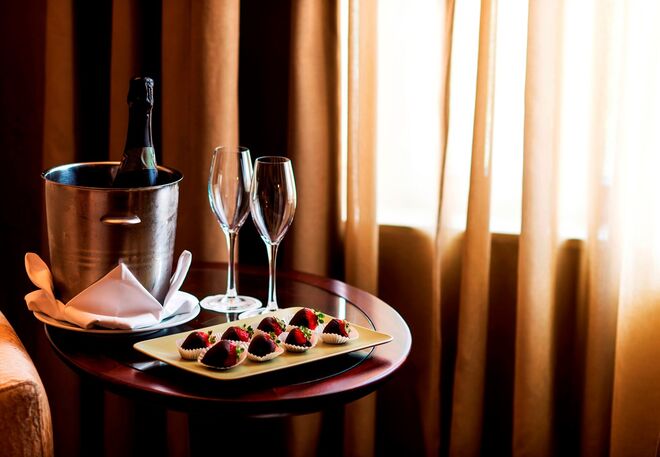 Programa no Hotel Crowne Plaza Porto - Estadia em quarto com pequeno almoço + Jantar no Poivron Rouge + Massagem Tempo para Dois, desde €199 para dois