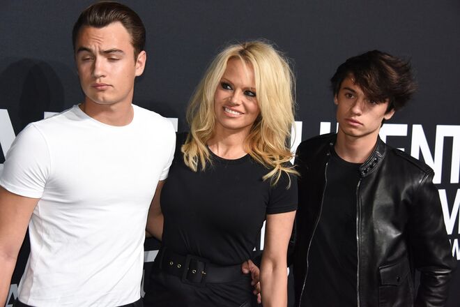 Pamela Anderson com os filhos Brandon Lee e Dylan Lee