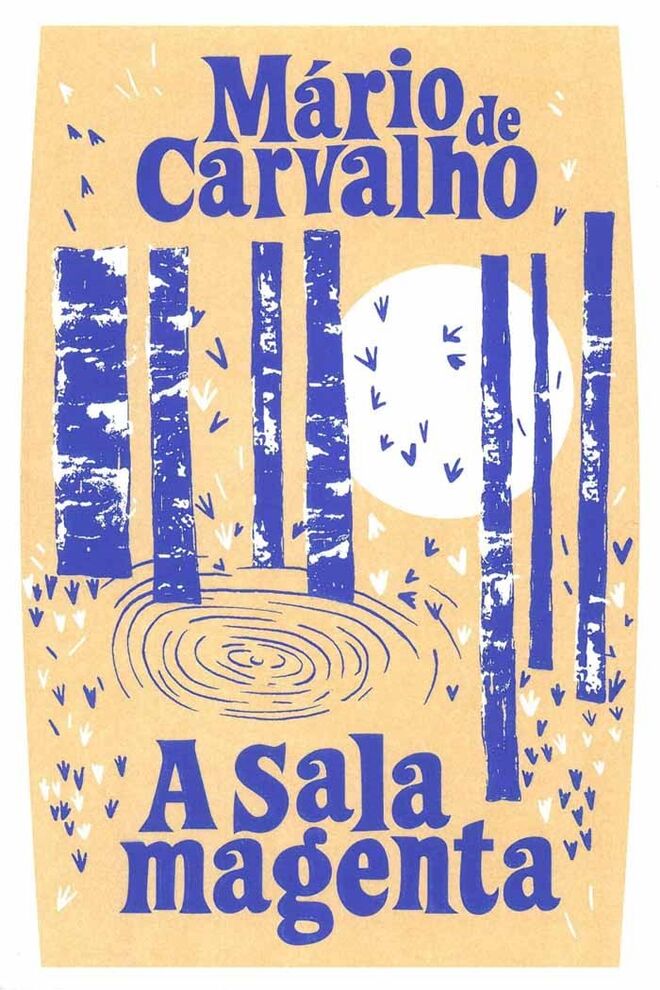 A SALA MAGENTA, de Mário de Carvalho (Porto Editora) | Distinguido com alguns dos mais prestigiados prémios nacionais, Mário de Carvalho abre a porta desta Sala Magenta, reduto de Gustavo Miguel Dias, um cineasta em final de carreira, refugiado numa casa perdida na floresta meio assombrada pelas memórias de um passado cheio de alegrias e excessos.
