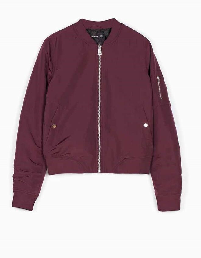 COZY ROMANCE | Blusão em poliéster, €25,95, Stradivarius