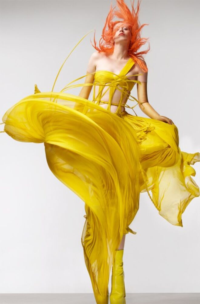 Karen Elson - Ira, vestida por John Galiano