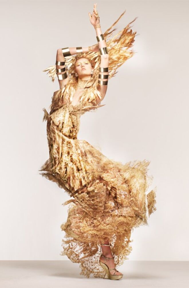 Karlie Kloss - Avareza, vestida por Alexander McQueen