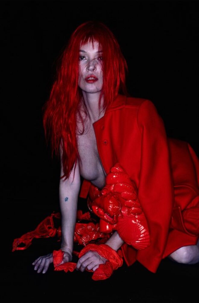 Kate Moss - Luxúria, vestida por John Galiano