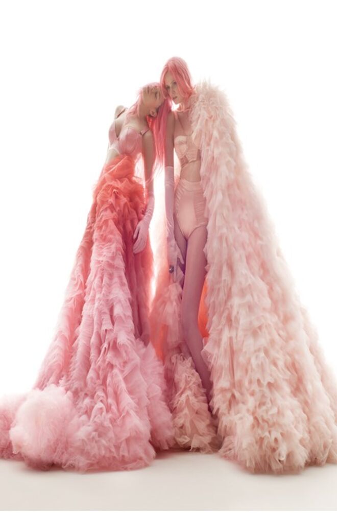 Lara Stone e Anna Evens - Gula, vestidas por Giambattista Balli