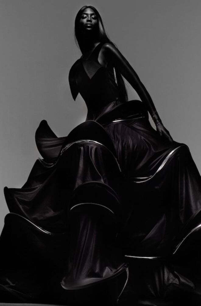 Naomi Campbell - Orgulho, vestida por Yohji Yamamoto e Givenchy