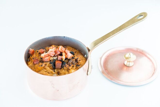 Torresmos com Feijão Assado