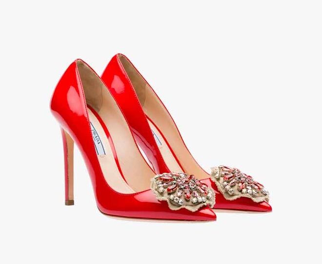 Sapatos em pele com cristais, €750, Prada