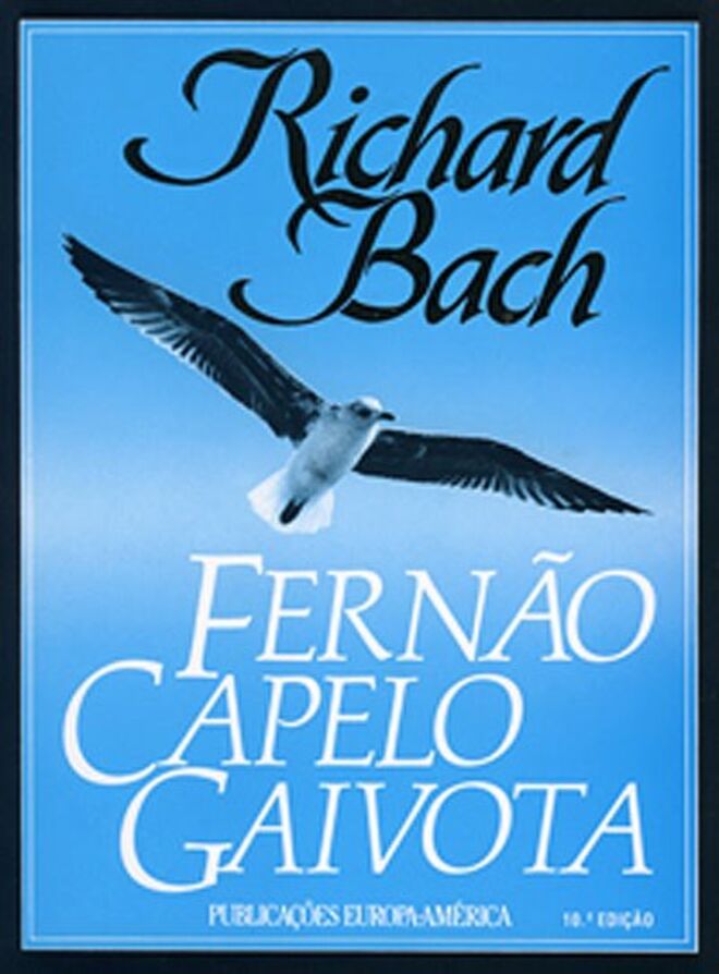 Mafalda Sequeira Braga, jornalista  | Um livro que a tenha marcado? Devia ter uns 12 anos quando li o Fernão Capelo Gaivota da minha mãe, que mo ofereceu pouco depois. De todos os livros, maioritariamente infanto-juvenis, que lia na altura, aquele parecia-me ser o que tinha maior significado. Com ele, comecei a perceber o conceito de liberdade e a descobrir a importância de seguirmos os nossos sonhos.