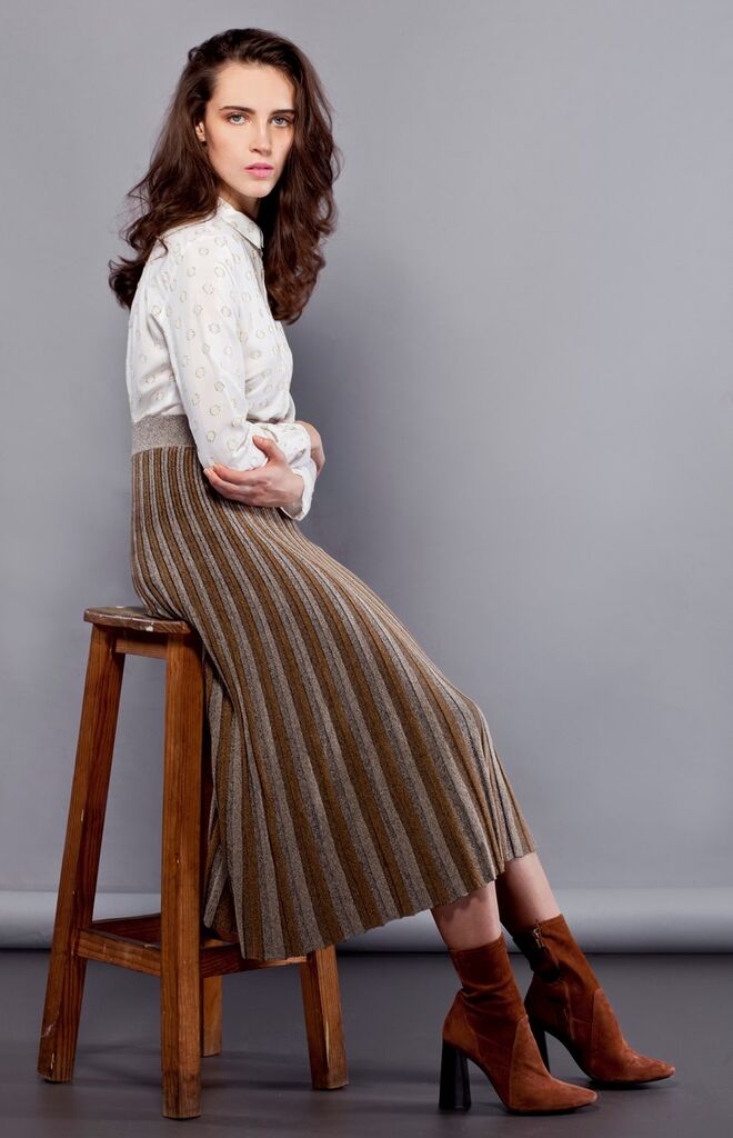 COMO USAR? VINTAGE MODE | Recuperar a sofisticação de outros tempos é uma tarefa fácil e compensadora, uma vez que as constantes viagens ao passado refletidas nas tendências vêm acompanhadas de distintos materiais e tipologias, atribuindo saias a todos os estilos e ocasiões.  | Camisa em seda, €29,95, saia em malha de algodão, €39,95, e botas em camurça, €79,95. Tudo Zara.