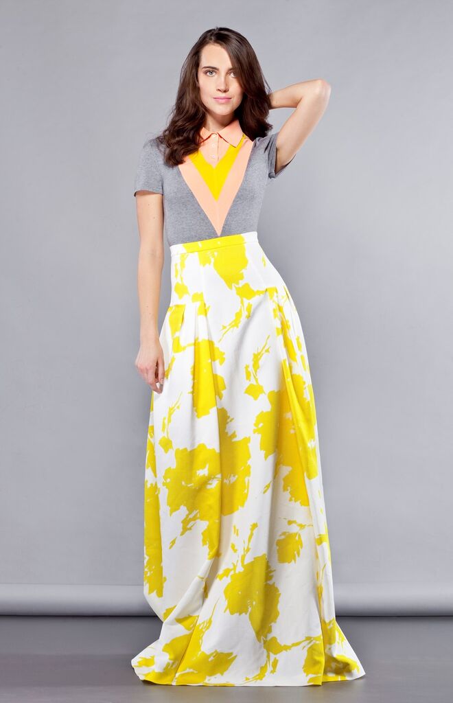 COMO USAR? LONGA-METRAGEM | Para desmistificar a ideia de que as saias compridas se adequam mais a eventos festivos, a sua conjugação com peças mais casuais e até desportivas comprova que é possível tirar partido da sua elegância em qualquer ocasião, conferindo um ar descontraído ao visual.  | Pólo em lã, €625, Altuzarra, em www.mytheresa.com. Saia em seda e algodão, €690, Carolina Herrera. 