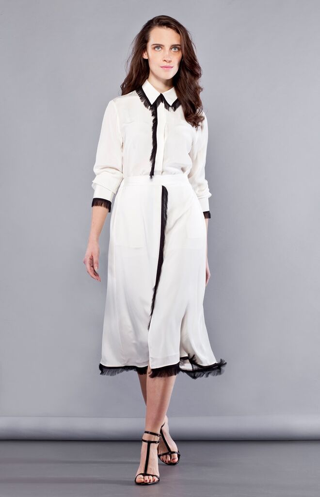 COMO USAR? LOOK TOTAL | Uma camisa e uma saia confecionadas no mesmo material e usadas no mesmo coordenado não só criam um interessante efeito visual, deixando no ar a dúvida se se tratará de uma peça única ou não, como apresentam versatilidade, através de outras possibilidades de conjugação. | Camisa, €325, e saia, €335, em seda, by Malene Birger. Sandálias em pele, Carolina Herrera (preço sob consulta). 