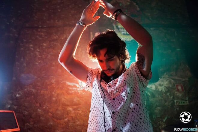 PISTA DE DANÇA | Pela primeira vez, Portugal vai ter um evento inteiramente dedicado à música eletrónica. Nos dias 4 e 5 de março, o Lisboa Dance Festival irá invadir o espaço do Lx Factory com um conceito inovador que mistura três áreas distintas: Music (concertos e dj sets de artistas nacionais e internacionais), Talks (palestras, conferências e workshops) e Market (mercado com a presença de marcas e editoras do universo da eletrónica). Sven Vath, Âme e Moullinex são alguns dos nomes confirmados. | Passe de 2 dias: €50. | www.lisboadancefestival.com