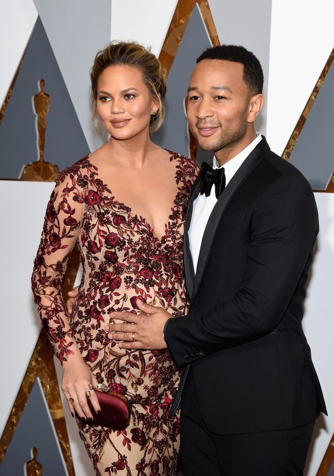 Chrissy Teigen em Marchesa e John Legend