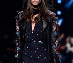 Sara Sampaio desfila para Elie Saab
