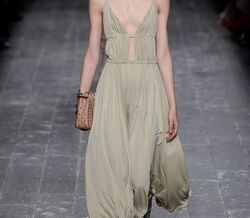 Maria Clara desfila para Valentino e Kenzo, na semana de moda de Paris 