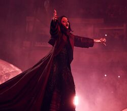 Rihanna veste Armani em tourné