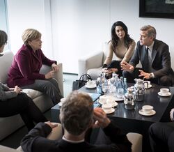 Clooney e Jolie no centro da crise humanitária europeia