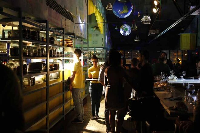 Rio Maravilha | Há sandubas (sanduíches) de camarão (€14), chips de mandioca e torresmos (€5,20) e muito mais. | www.riomaravilha.pt