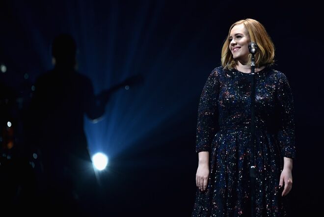 Adele a usar Burberry na SSE Arena em Belfast, Fevereiro de 2016