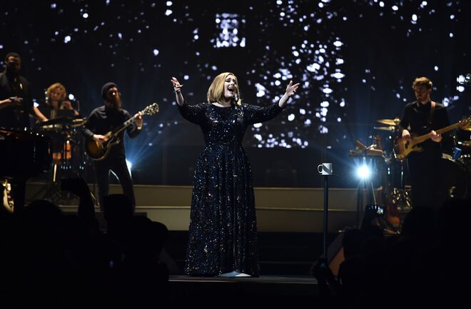 Adele a usar Burberry na SSE Arena em Belfast, Fevereiro de 2016
